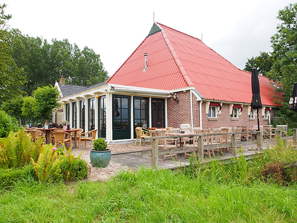Restaurant It Polderhûs in De Veenhoop ligt direct aan het Polderhoofdkanaal.
