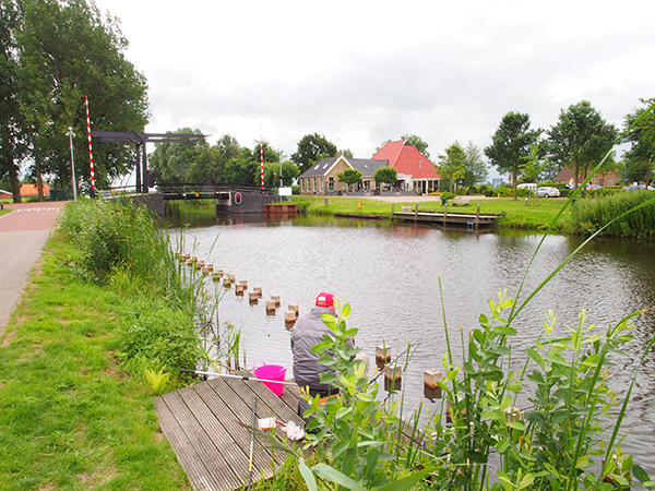 De Veenhoop ligt tussen Grou en Drachten, in een omvangrijk waterrijk natuurgebied.