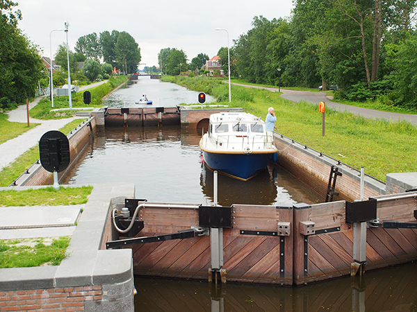 Het nieuwe Polderhoofdkanaal: veel baggerwerk, nieuwe kaden en aanlegplaatsen, tien nieuwe bruggen en twee sluizen (één nieuwe en één ingrijpend gerestaureerde). Fotolocatie: tussen Nij Beets en De Veenhoop.