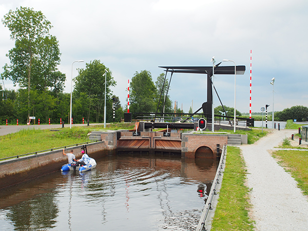 De Veenhoop ligt tussen Grou en Drachten, in een omvangrijk waterrijk natuurgebied.
