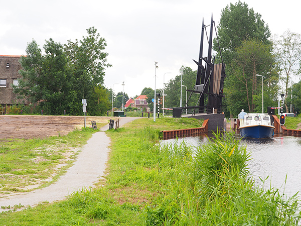 De Veenhoop ligt tussen Grou en Drachten, in een omvangrijk waterrijk natuurgebied.