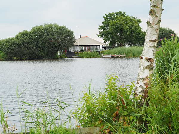 De Veenhoop ligt tussen Grou en Drachten, in een omvangrijk waterrijk natuurgebied.