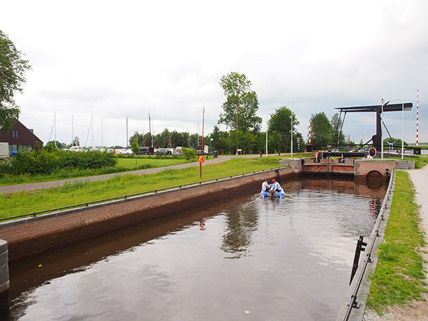 Het nieuwe Polderhoofdkanaal: veel baggerwerk, nieuwe kaden en aanlegplaatsen, tien nieuwe bruggen en twee sluizen (één nieuwe en één ingrijpend gerestaureerde). Fotolocatie: tussen Nij Beets en De Veenhoop.