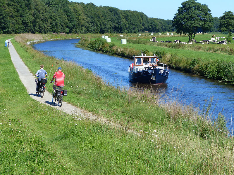 Fietsen langs de vaarroute. Fotografie: Jana Hendriks, Friesland Holland Nieuwsdienst.