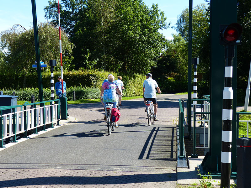 Fietsen langs de vaarroute. Fotografie: Jana Hendriks, Friesland Holland Nieuwsdienst.