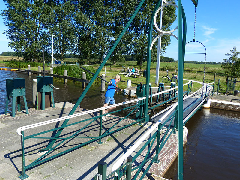 Fietsen langs de vaarroute. Fotografie: Jana Hendriks, Friesland Holland Nieuwsdienst.