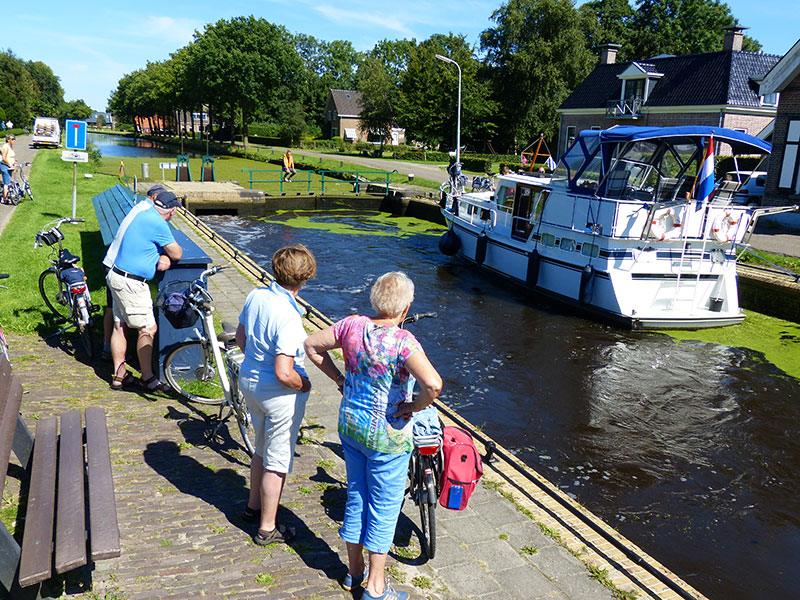 Fietsen langs de vaarroute. Fotografie: Jana Hendriks, Friesland Holland Nieuwsdienst.