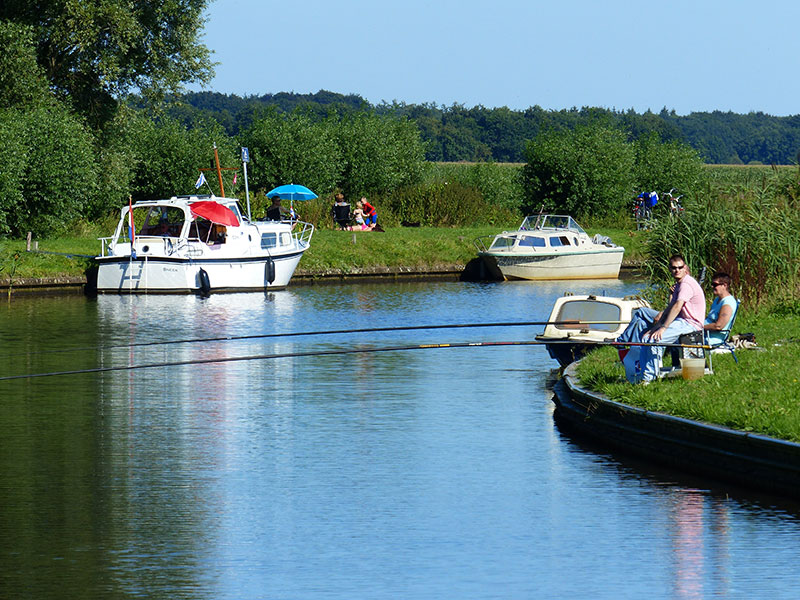 Vissen op de Turfroute. Fotografie: Jana Hendriks, Friesland Holland Nieuwsdienst.